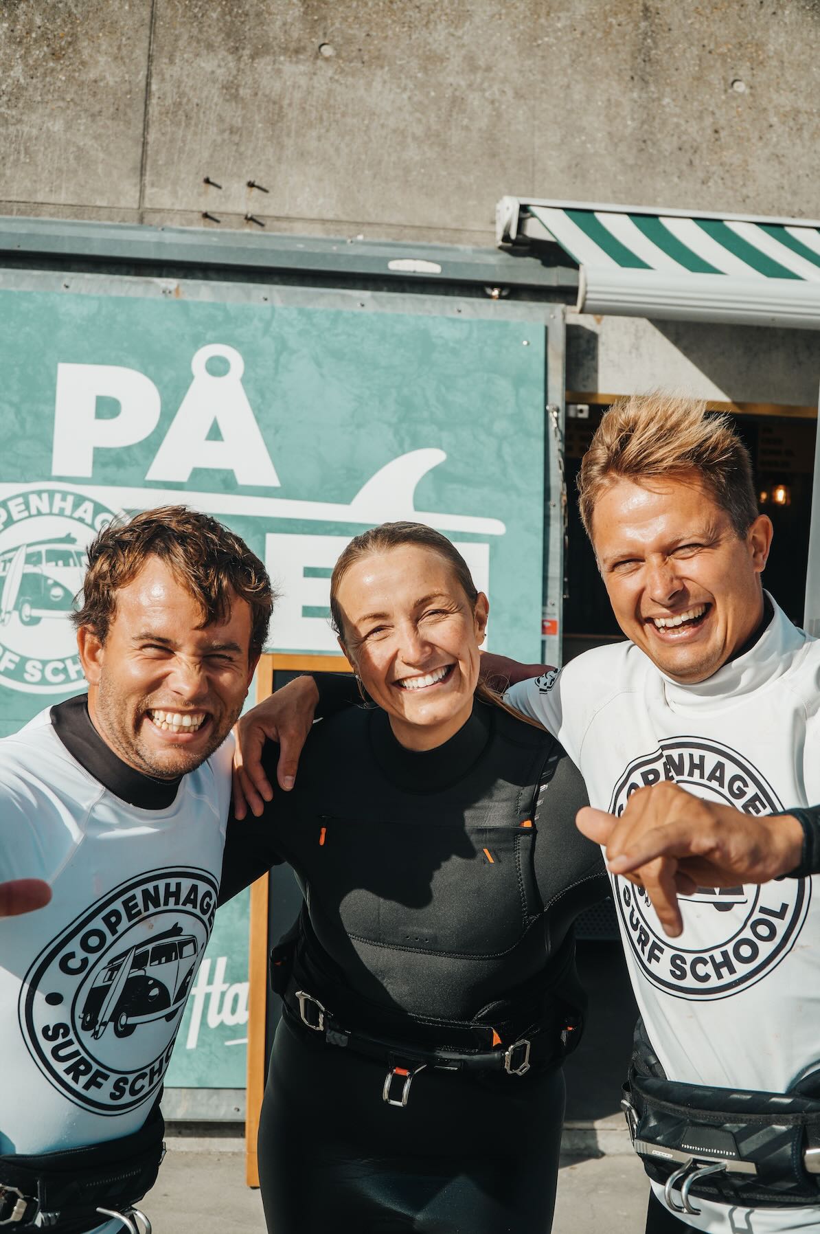 Byens Bedste Partywave med tre glade surfere i københavn