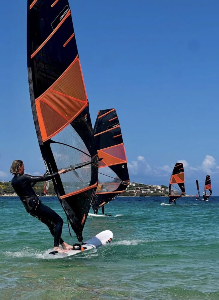 En flok windsurfer på sardinien ved Porto Pollo
