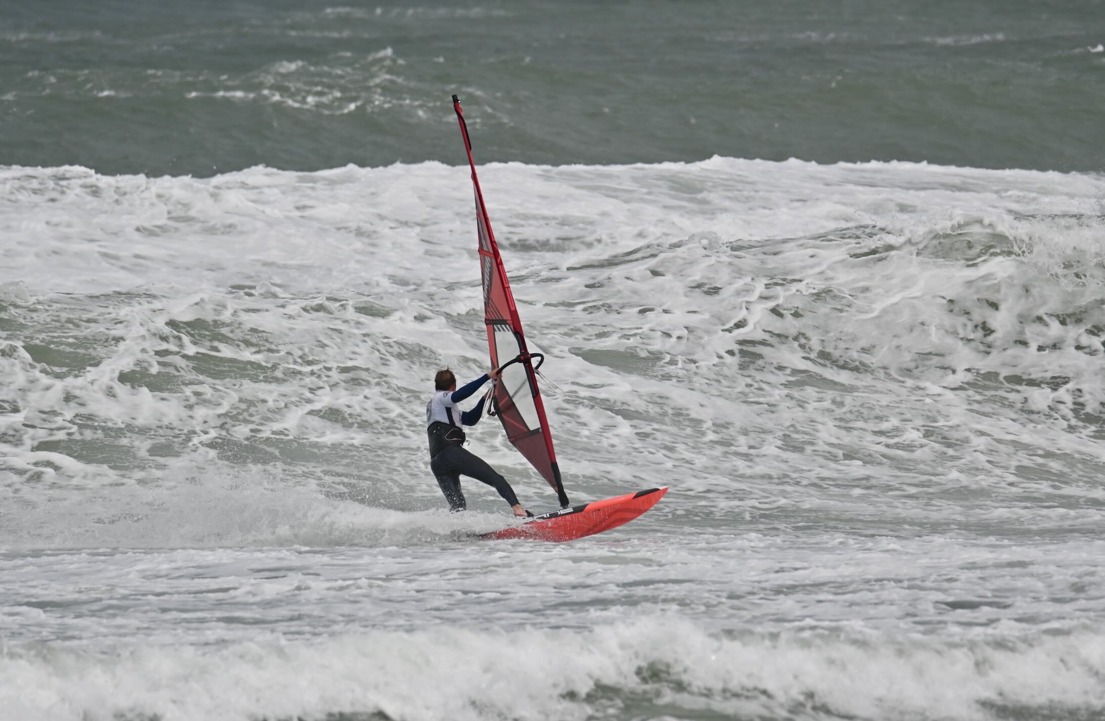 Windsurfing i Danmark hvor er en windsurfer rider på bølgeskummet i klitmøller