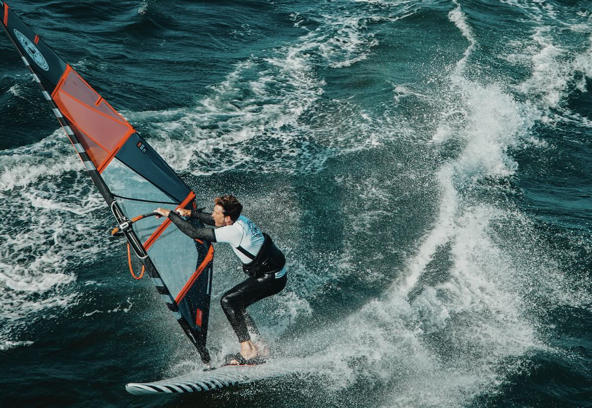 Windsurfing på Sjælland på nordkysten, en surfer laver et sving i fuld fart 
