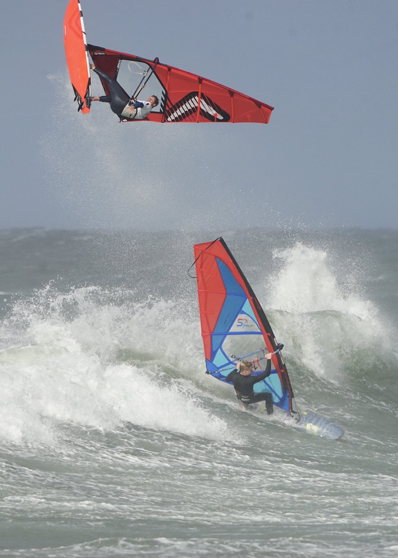 Windsurfing i Danmark hvor en windsurfer hopper højt oppe i luften i Cold Hawaii ved Klitmøller strand