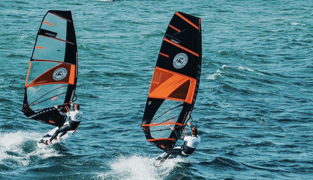 To windsurfere suser afsted i Amager Strandpark
